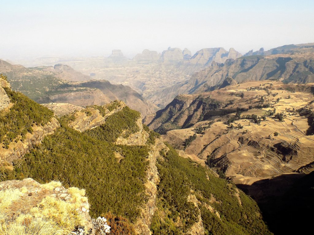 This picture shows stunning mountains with sharp peaks