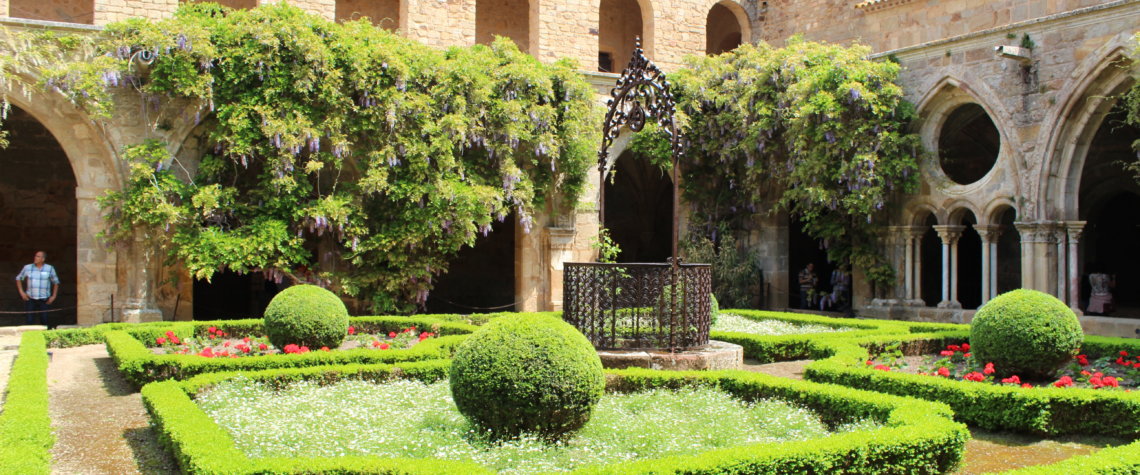 This photo shows the neat and well maintained gardens within the cloister of the Abbaye de Fontfroide