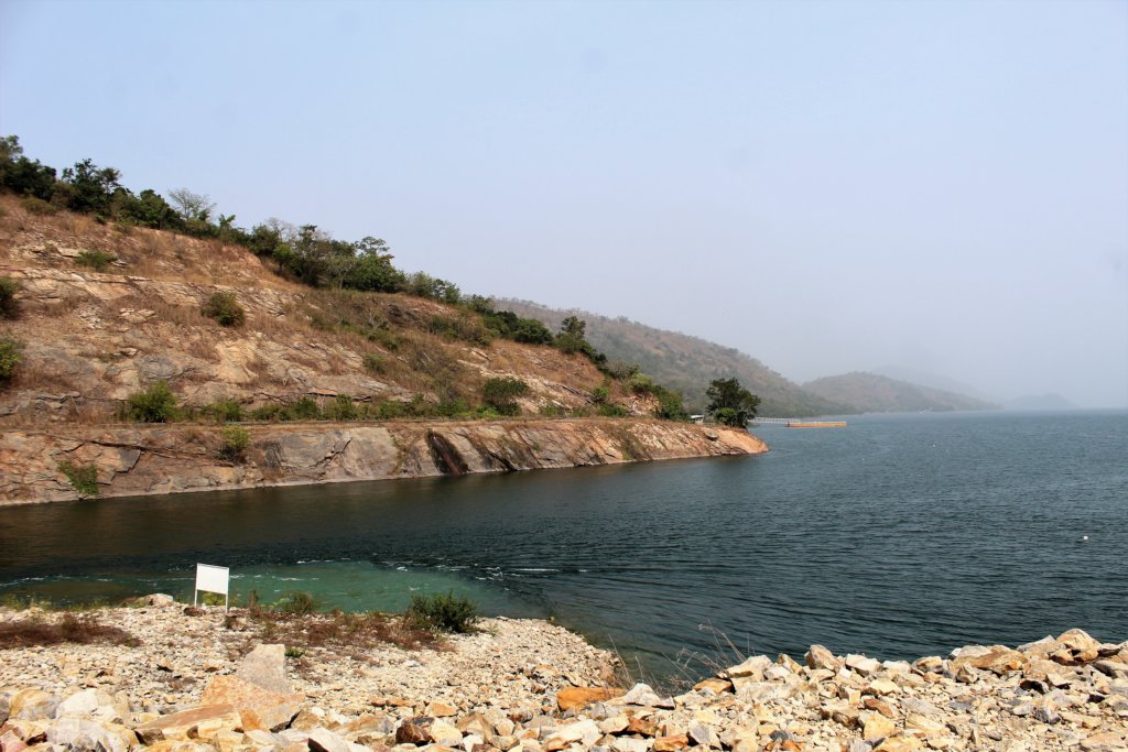 This photo shows Lake Volta and its rocky banks