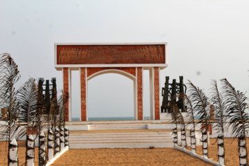 This photo shows the memorial on the beach at Ouidah