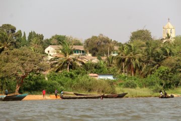This photo shows the north shore of Lake Togo as we approached Togoville