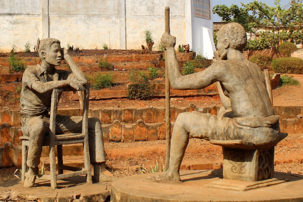 This picture shows a statue representing a French colonial and an African subject