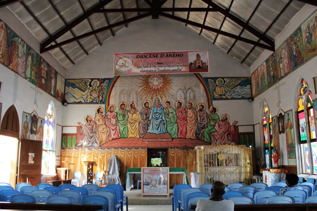 This photo shows the inside of Togoville cathedral with its brightly coloured altarpiece