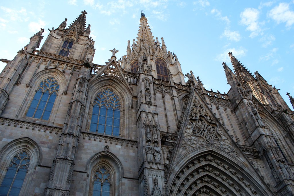 This photo shows the front facade of Barcelona Cathedral
