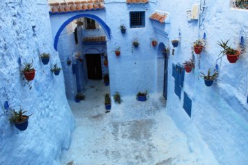 This photo shows a dead end in Chefchaouen medina. All of the walls of the buildings are painted blue