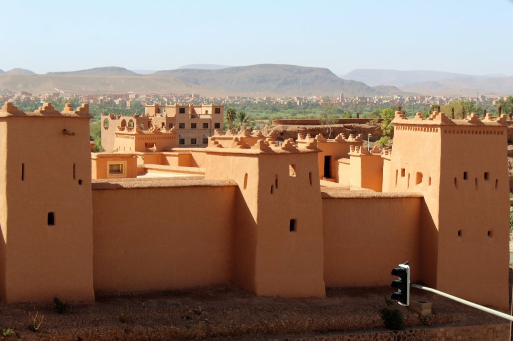 This photyo shows the terracotta walls and crenallated towers of the kasbah