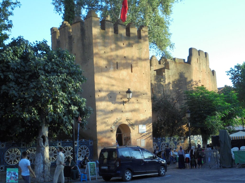 This photo shows the kasbah in Chefchaouen with its crenallated roof