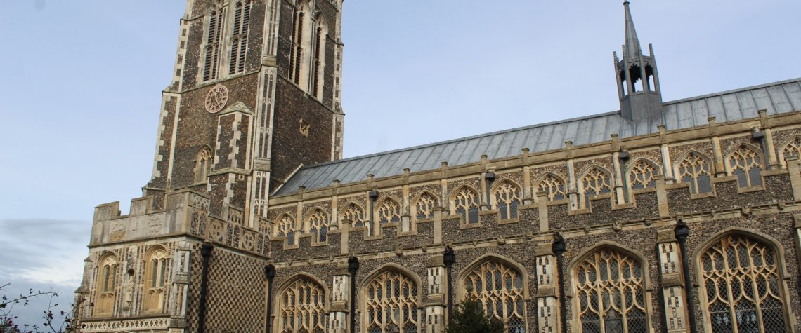 This photo shows the side of the church of St Edmund with the detail of the stonework clearly visible