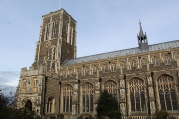 This photo shows the side of the church of St Edmund with the detail of the stonework clearly visible