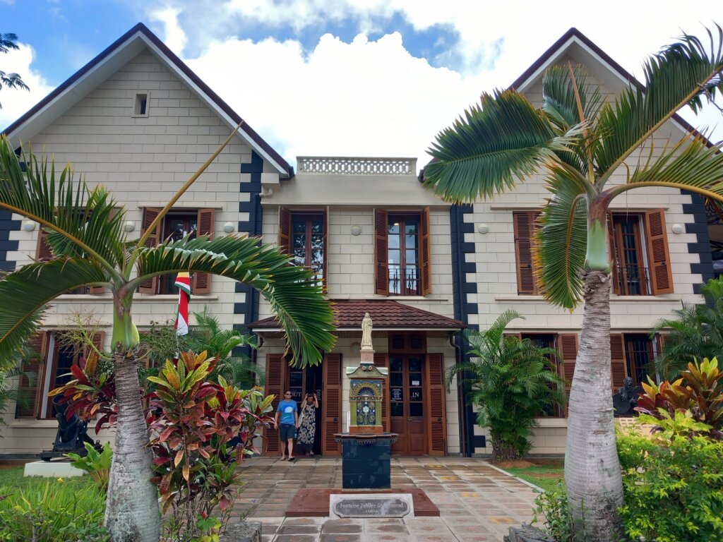 This photo shows the front facade of the National Museum.